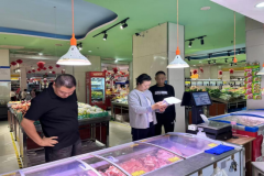 供稿：侯康乐）查抄组先后来到农贸市场、商超